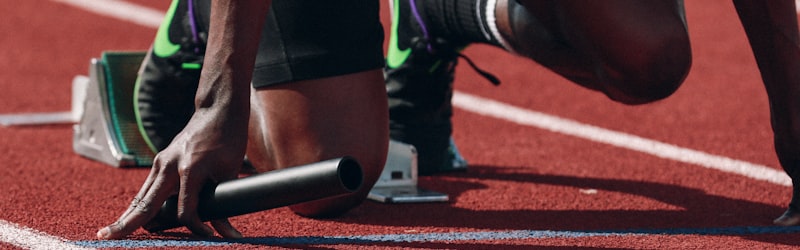 田径运动员在跑道上冲刺的侧面高速摄影照片