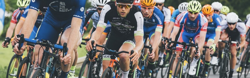 网球运动员在红土场上挥拍击球的动态照片