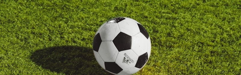 足球运动员在绿茵场上激烈拼抢射门的瞬间特写